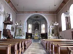 Vue intérieure de la nef vers le chœur.