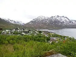 Ersfjordbotn devant Storsteinnestinden (1014 m)