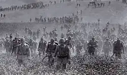 Photo de quelques centaines de fantassins allemands déployés à travers champs.