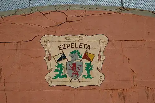 Blason sur un fronton.