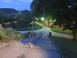 Accès piéton vers le centre-ville historique.