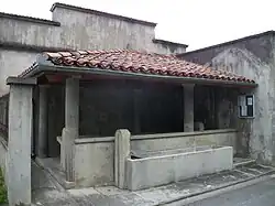 Un lavoir et une fontaine abreuvoir près de l'église