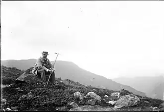 Ego sur le fauteuil de presse, autoportrait d'Eugène Trutat, Luchon, 1897.