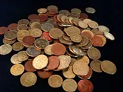 Tas de pièces destiné à de l'argent de poche.