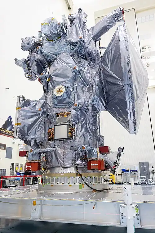 La sonde spatiale en cours d'assemblage début août 2024. Les panneaux solaires ne sont pas encore fixés.