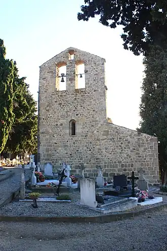 La façade occidentale et le cimetière.