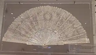 Éventail en nacre.
