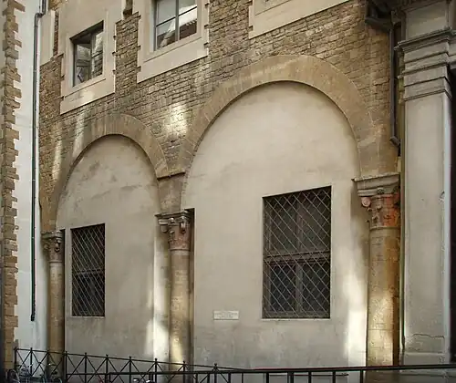 Colonnes avec chapiteaux.