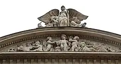 Niel : fronton sculpté.