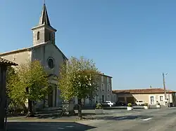 L'église et la place de la mairie.
