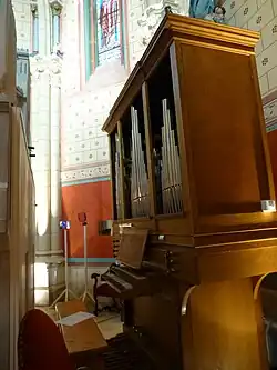 Orgue deB. Chévrier, derrière l'autel.