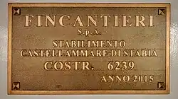 Une plaque portant l'inscription « Fincantieri S.p.A. stabilimento Castellammare di Stabia, costr. 6239, anno 2015 »