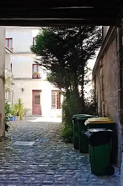 Cour intérieure du n°205.