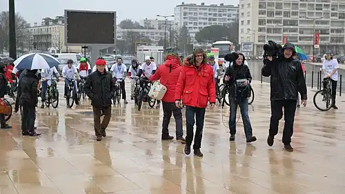 Nix mène les participants au départ.