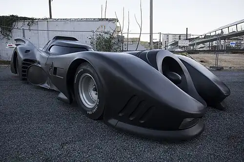 Batmobile exposée devant la médiathèque.