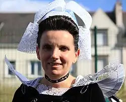 portrait de face d'une femme en costume traditionnel