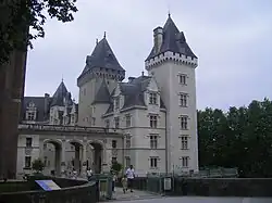Photographie en couleur de l'entrée d'un château.