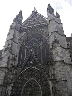 Façade du croisillon nord du transept, achevée fin XVe&nbsp;siècle (rosace flamboyante posée en 1528).