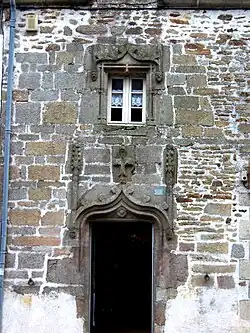 Façade sculpté d'une maison en pierre.