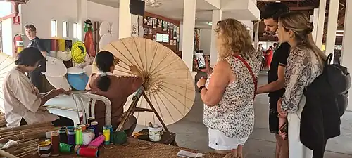 Fabrication d'ombrelles traditionnelles à Chiang Mai (Thaïlande).