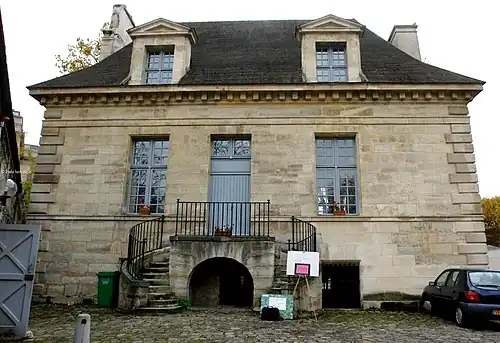 Nos 65 : pavillon des Fontainiers de l'aqueduc Médicis.