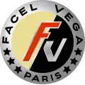 Logo rond, placé notamment au centre du volant et des chapeaux de roues.