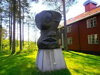 Statue près de l'ancienne caserne.