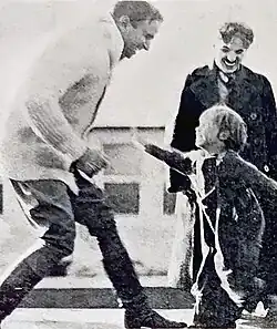 Photo, Fairbanks jouant avec Coogan devant Chaplin.