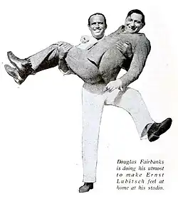 Fairbanks tenant Lubitsch dans ses bras.