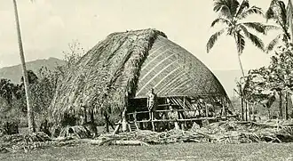Construction d'un fale aux Samoa en 1902.