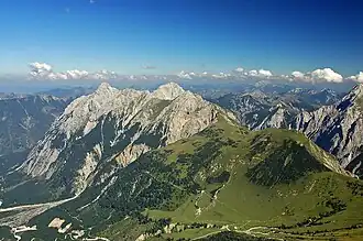 Vue du Mahnkopf au premier plan sur la droite.