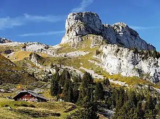 La tour de Famelon vue de la crête du Fer à 1 675 m d'altitude. Le sommet principal se trouve à droite ; au centre se trouve l'antécime.