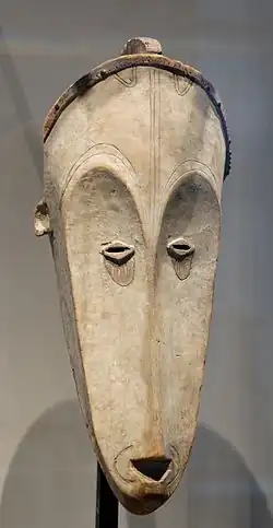 Masque m’fan attribué à la société du ngil. Bois peint au kaolin, 69&nbsp;×&nbsp;28&nbsp;×&nbsp;25&nbsp;cm. République gabonaise, Fin 19e-début 20e