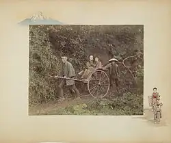 Jinriki, 1886. Photographie couleur à l'albumine décorant un album.Un conducteur de rickshaw, deux passagères et un porteur.
