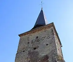 Le haut du donjon qui porte la date de 1676 en briques vernissées et les meurtrières de la salle de refuge.
