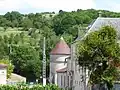 Le château, vu depuis le parvis de l'église.