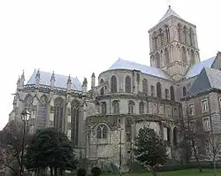 Chevet et tour-lanterne de l'église abbatiale.
