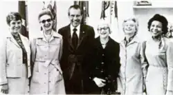 Richard Nixon avec cinq lauréates du Federal Woman's Award de 1974. De gauche à droite, Brigid Leventhal, Madge Skelly, Nixon, Henriette Avram, Gladys Rogers, et Rosalyn Epps.