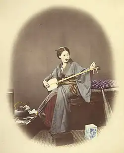 Jeune femme jouant du shamisen.