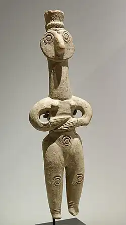 Figurine féminine stéatopyge du type de Kaluraz. Culture d'Amlach, village du nord de l'Iran, début du Ier&nbsp;millénaire av. J.-C.