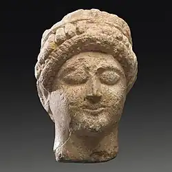Female Votive Head Cyprus (?)], début du Ve&nbsp;siècle&nbsp;av. J.-C.