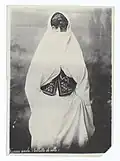 « Femme arabe en toilette de ville » en Égypte ou Syrie (entre années 1860-1920)