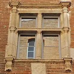 Fenêtre avec chapiteaux doriques.