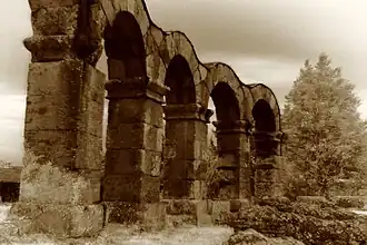 Arcade extérieure en opus quadratum.