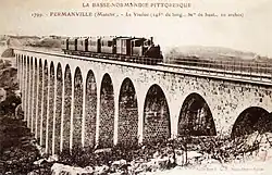 Carte postale ancienne représentant un train à vapeur franchissant un viaduc.