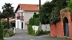 Photographie de la ferme Mimiague, de style labourdin à colombage.