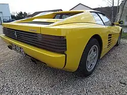 Capot arrière profilé en aileron.