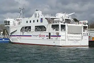 L'Île de Groix de 3⁄4 arrière au quai d'armement du Rohu