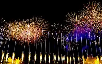 Feux d'artifice et jets d'eau.