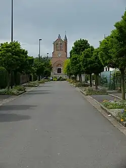 La rue des Acacias, avec l'église au fond.